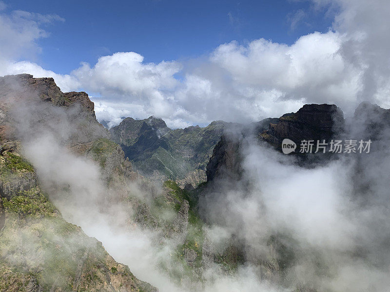 在马德拉岛的Ninho da Manta，或鹰巢，可以看到山上的景色